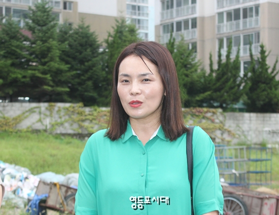 신길중학교 유치위원회 차인영 회장이 조길형 영등포구청장과 신경민 의원에게 감사의 인사를 전하고 있다. &copy;영등포시대 