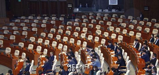 추미애 대표는4일 교섭단체 연설을 통해 야당에게“현 정부를 몰아세운다 해서 국익은 물론 야당의 이익도 없다”고 밝혔지만 자유한국당 의원석은 텅 비어있다. ©영등포시대 