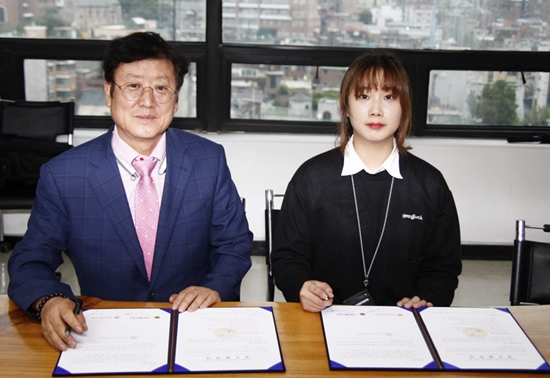 허수탁 재단법인 한국소방복지재단 이사장(사진 왼쪽)이 ‘소방인들의 공간’과 기부협약식을 갖고 기념촬영을 하고 있다. &copy;한국소방복지재단