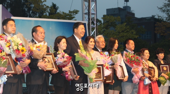 2016년 9월 24일 영등포공원에서 열린 제21회 구민의 날 행사에서 조길형 영등포구청장(사진 왼쪽에서 네 번째)이 분야별 수상자들과 기념촬영을 하고 있다. &copy;영등포시대