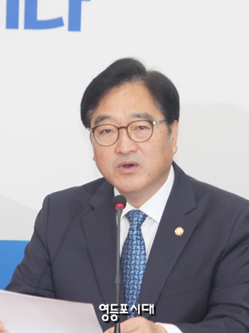 우원식 원내대표가 헌재소장과 대법원장 동시 공석 사태를 지적하고 “이로 인한 사법부의 혼란은 예단하기 어렵다”고 주장하고 있다. &copy;박강열 기자 