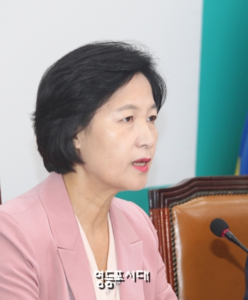 추미애 대표가 20일 오전 국회에서 열린 최고위원회의에서 김명수 대법원장 후보자 인준에 대해 야당의 협조를 부탁하고 있다. &copy;박강열 기자 