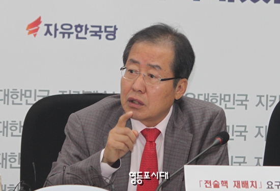 홍준표 대표가 20일 오전 국회에서 열린 당 대표 및 최고위원·3선 의원 연석회의에서 “여당이 몽둥이 들고 협조하라고 요구하는 그런 형국이다”고 주장하고 청와대가 제안한 5자 회동에 불참을 선언하고 있다. &copy;박강열 기자