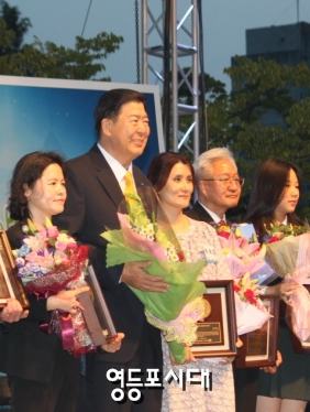 제21회 구민의 날 행사에서 조길형 영등포구청장(왼쪽에서 두 번째)이 분야별 수상자들과 기념촬영을 하고 있다. &copy;영등포시대 DB