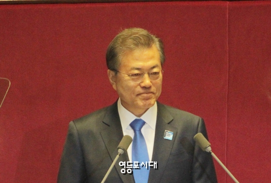 문재인 대통령이 국회에서 시정연설을 마친 후 연단을 내려오기 직전 자유한국당 의원석을 바라보며 미소를 짓고 있다. &copy;박강열 기자