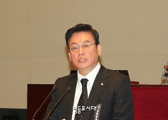 정우택 자유한국당 원내대표가 1일 열린 의원총회에서 “문재인 대통령 시정연설은 국민들에 대한 사과가 병행되어야 한다”고 말하고 있다. &copy;박강열 기자