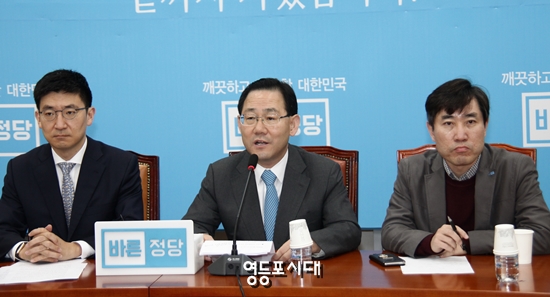 바른정당 주호영 원내대표(사진 가운데)가 3일 국회에서 열린 원내대책회의에서 문재인 정부의 인사정책에 대해 강하게 비판하고 있다. &copy;영등포시대 박강열 기자 