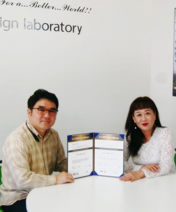 렌더픽스 성용화 대표(사진 왼쪽)가 지써티인증원으로부터 획득한 ISO 9001 품질경영시스템인증을 펼치고 기념촬영을 하고 있다. &copy;㈜렌더픽스