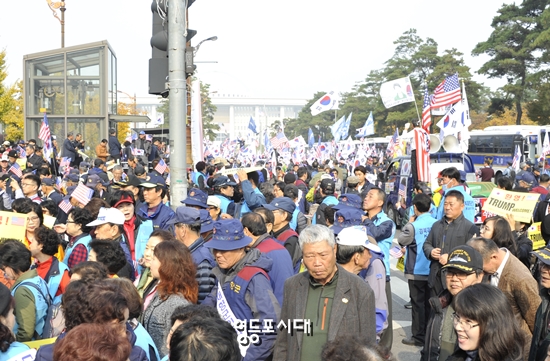 트럼프 대통령의 국회연설이 진행되는 동안 국회 앞에서 트럼프 대통령 방한에 대한 찬·반 시위가 벌어지고 있다. ©영등포시대 
