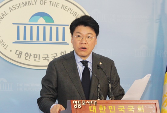 자유한국당 장제원 대변인이 19일 오후 국회정론관에서 “검찰의 ‘특수활동비 뇌물 상납 사건’, 국정조사까지 고려하겠다”고 밝히고 있다. Ⓒ박강열