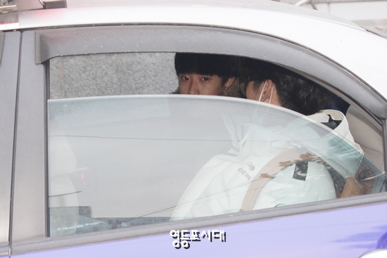 수험장을 잘못 찾은 재수생 두명이 수험장으로 이동하기 위해 경찰차에 타고 있다.  ⓒ 영등포시대