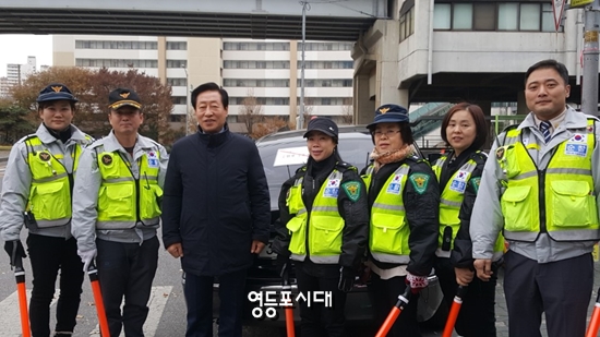 이용주 구의회 의장이(왼쪽에서 세번째) 대림2동 자율방범대원들과 수험생 수송을 도운 후 기념촬영을 하고 있다.  ⓒ 영등포시대