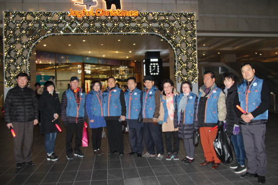 법무부 법사랑위원 서울남부지역청소녀협의회 회원들이 캠페인을 마친 뒤 기념촬영을 하고 있다. &copy;백기호 