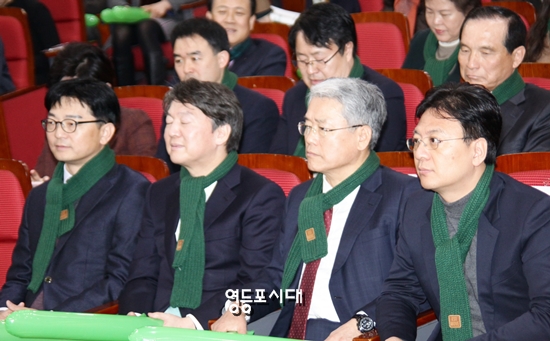 비전선포식에는 안철수 대표가 눈을 감고 앉아있다.(사진 왼쪽에서 두번째) 옆으로는 김동철 원내대표와 장진영 최고위원 &copy;영등포시대 