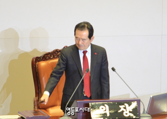 정세균 국회의장이 2018년 새해 예산이 가결되었음을 선포하고 있다. Ⓒ영등포시대