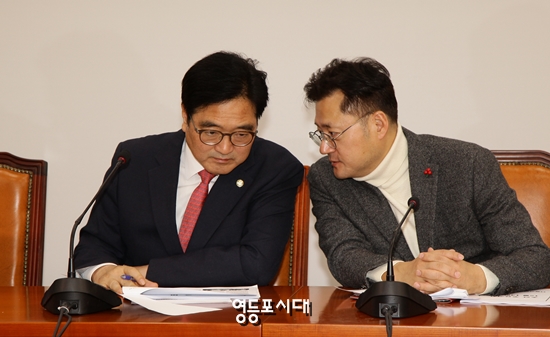 우원식 민주당 원내대표가 13일 국회에서 원내대책회의 도중 홍익표 정책위수석부의장고 귀엣말을 나누고 있다. &copy;박강열 기자  