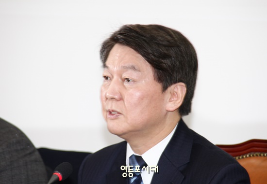 안철수 국민의당 대표가 18일 오전 국회에서 열린 최고위원회의 모두발언을 통해 문재인 대통령 중국방문과 홍준표 자유한국당 대표의 일본 방문에 대한 과정과 결과에 대해 강하게 비판하고 있다. Ⓒ