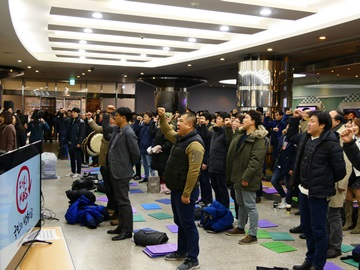 KBS파업이 108일차를 맞은 20일. 전국언론노동조합원 40여명이 KBS본관 민주광장에서 집회를 하고 있다. &copy;전국언론노동조합 홈페이지 캡처 