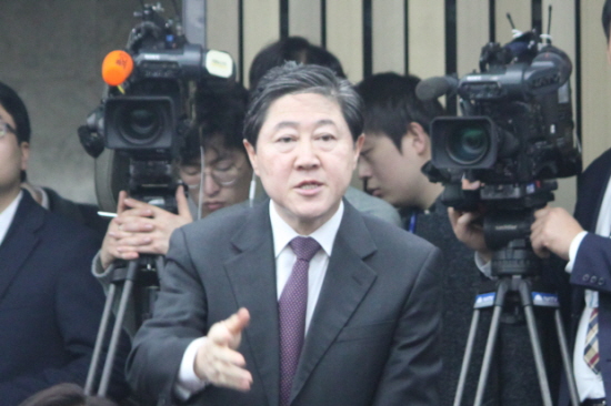 19일 국회에서 열린 자유한국당 의원총회에서 당협위원장 교체대상에 포함된 유기준 의원이 신상 발언을 신청하고 있다.&copy;영등포시대 