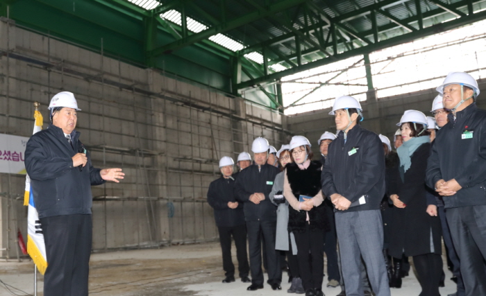 ▲조길형 영등포구청장(사진 왼쪽)이 영등포구 전 간부들에게 사고예방을 당부하고 있다.