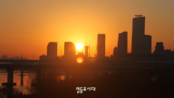 빌딩사이로 2018년 첫해가 떠오르고 있다.(선유도공원에서 촬영) ⓒ영등포시대  