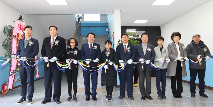 3년 만에 개관한 영중초등학교 다목적체육관 ‘빛새온관’ 개관식에 참석한 조길형 영등포구청장(사진 왼쪽에서 두번째)과 김정태 시의원(오른쪽에서 네번째) Ⓒ김정태 의원실 