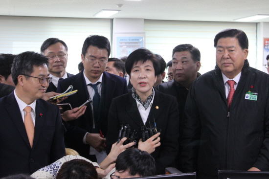 2일 오후 김동연 기획재정부 장관(경제부총리 사진 왼쪽)과 김영주 고용노동부 장관(사진 가운데), 조길형 영등포구청장(사진 오른쪽)이 영등포 근로복지공단 서울남부지사를 방문해 일자리 안정자금 사업시행 준비상황을 점검하고 있다. &copy;영등포시대 