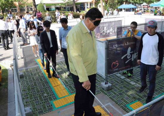 조길형 영등포구청장은 2017년 5월 19일 장애체험 프로그램에 직접 참여해 장애인이 실생활에서 겪는 불편함을 직접 체험하고 있다. &copy;영등포구 