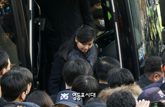 21일 오전 북한 예술단 현송월 삼지연관현악단 단장이 서울역에 도착해 차에서 내리고 있다. Ⓒ영등포시대  