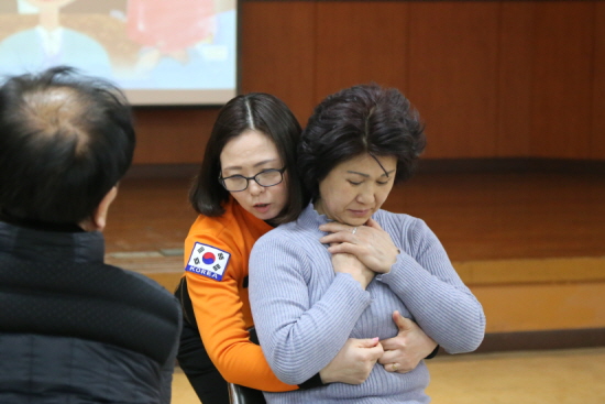 영등포소방 대원이 12일 오후 영등포소방서 4층 강당에서 관내 다중이용업소 관계인을 대상으로 소방안전교육을 실시하고 있다. &copy;영등포소방서 