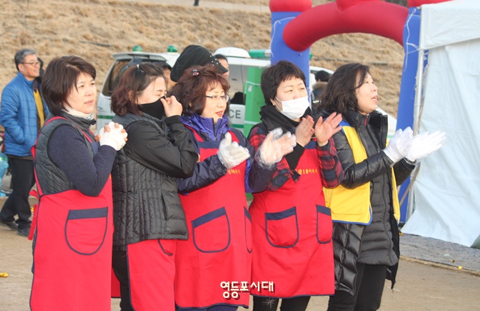 자원봉사자들이 초대가수의 공연을 보며 손뼉를 치고 있다. Ⓒ영등포시대