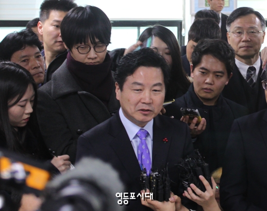 홍종학 중소기업벤처장관이 영등포 근로복지공단 서울남부지사를 방문해 일자리 안정자금 사업시행 준비상황을 점검하고 있다. &copy;영등포시대(1월 2일) 