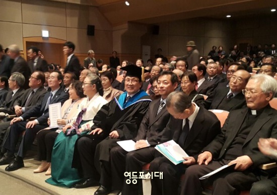 장영달 신임총장이 (오른쪽에서 네 번째) 내빈들과 나란히 앉아 취임식을 기다리고 있다. <사진 : 백은우 공감기자 >