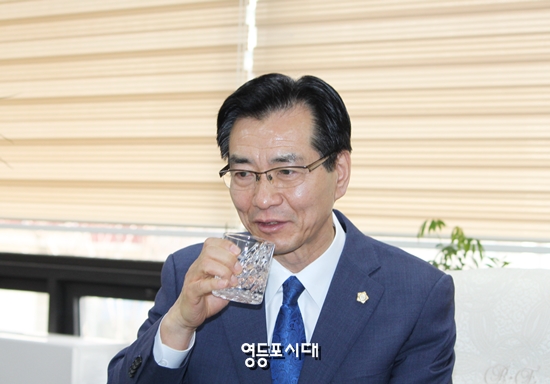 고기판 영등포구의회 부의장이 영등포구청장 출마 기자회견에 앞서 기자들과 간담회 중 물을 마시고 있다. &copy;영등포시대 