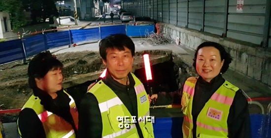 양평2동 자율방범대 회원들이 현장에 나와 차량을 통제시키는 등 자원봉사 활동을 펼치고 있다. &copy;영등포시대 