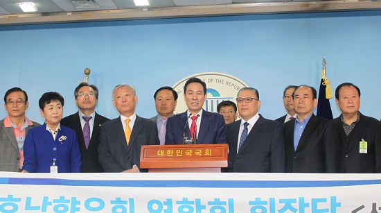 서울에 거주하는 호남향우회연합회 서울시 구별 회장단이 5일 오전 국회 정론관에서 기자회견을 열고 제7회 전국동시지방선거 민주당 서울시장 후보로 우상호 의원의 지지를 선언하고 있다. ©영등포시대