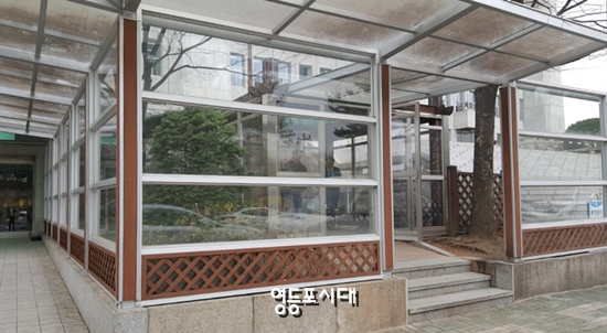 국회 기자실 입구에 설치되어 있는 흡연실 &copy;박종완 기자