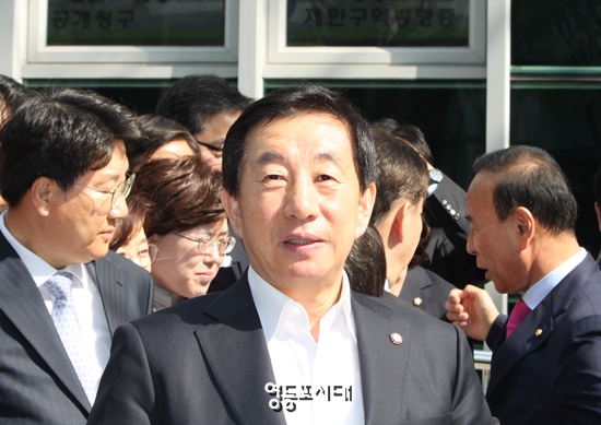 김성태 원내대표가 서울 지방경찰청 앞에 도착해 의총장소로 이동하고 있다. &copy;영등포시대 