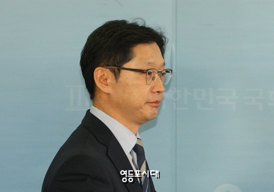 김경수 의원이 경남도시자 출마 기자회견을 위해 국회 정론관에 들어서고 있다. &copy;영등포시대 