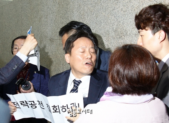 김태균 민주당 서울 중구청장 예비후보가 2일 오전 국회를 방문해 중구청장 전략공천 철회를 촉구하며 시위를 벌이고 있다. &copy;영등포시대 