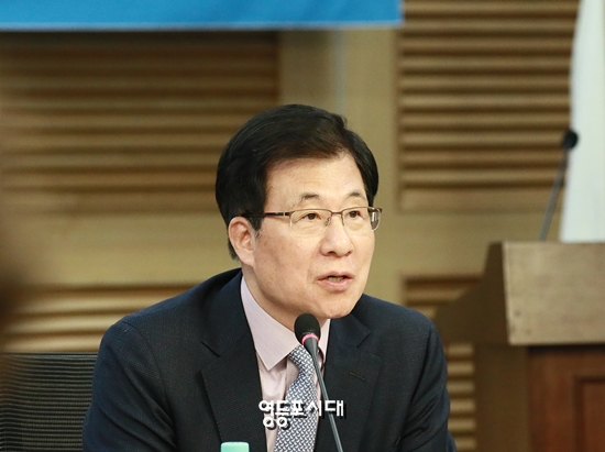 신경민 의원이 5월 2일 오후 국회에서 열린  ‘포털 인or아웃’ 정책토론회에서 첫 번째 발제를 하고 있다. &copy;신경민 의원실 