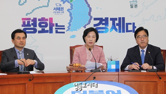 4일 오전 국회에서 열린 최고위원회에 참석한 안규백 서울시당위원장, 추미애 당대표, 우원식 원내대표(사진 왼쪽부터) &copy;영등포시대 