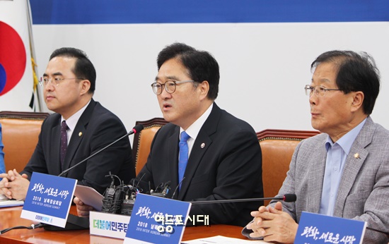 우원식 원내대표(사진 가운데)가 임기 만료 하루를 앞둔 10일 국회에서 고별 기자간담회를 열고 1년 동안의 소회를 밝히고 있다. Ⓒ영등포시대 