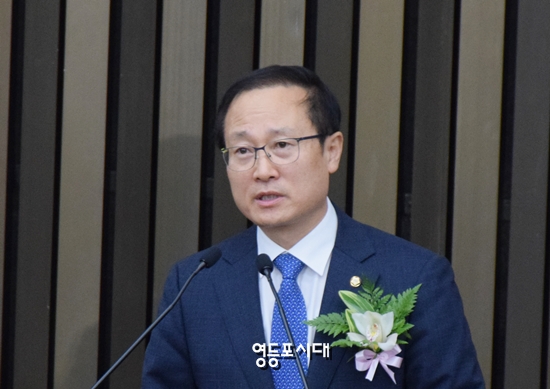 홍영표 신임 원내대표가 당선 인사를 통해 “국민들의 기대에 어긋나지 않도록 국회를 정상화하도록 최선을 다하겠다”고 밝히고 있다.  &copy;영등포시대 