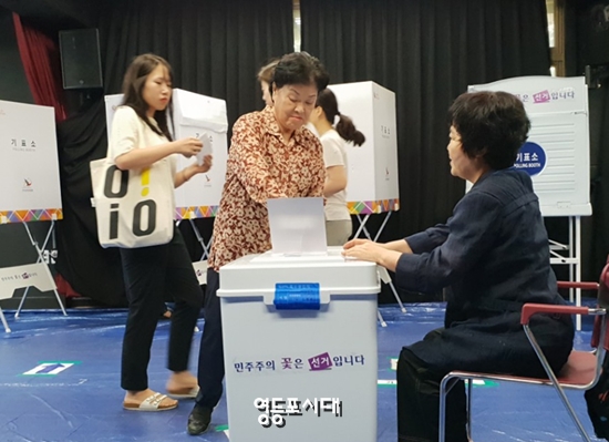 13일 오전 영등포구 당산중학교에 설치된 제6투표구를 찾은 유권자가 신성한 한 표를 행사하고 있다. &copy;문향순 