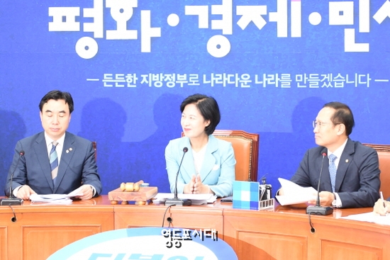 27일 국회에서 민주당 제228차 최고위원회의에 참석한 윤관석 최고위원, 추미애 당대표, 홍영표 원내대표(사진 왼쪽부터) &copy;영등포시대 