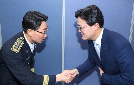 서순탁 서장은 3일 오전 영등포 구청을 방문한 서순탁 서장(사진 왼쪽)이 채현일 영등포구청장(사진 오른쪽)과 인사를 나누고 있다. ©영등포소방서 