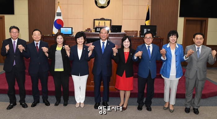 원 구성을 마무리한 운영위원회 위원들이 김길자 운영위원회 위원장(사진 왼쪽에서 네 번째)과 윤준용 의장(사진 가운데)과 함께 기념촬영을 하고 있다. &copy;영등포구의회 