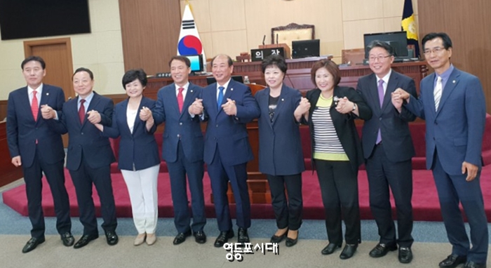 원 구성을 마무리한 행정위원회 위원들이 윤준용 의장(사진 가운데)과 기념촬영을 하고 있다. &copy;영등포시대 