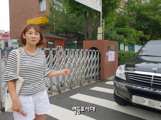 사진 캡션 8일 오후 학교 앞에서 본지 관계자를 만난 조은애 영신초등학교 녹색어머니회 회장이 당시 상황을 설명하고 있다. Ⓒ 영등포시대 